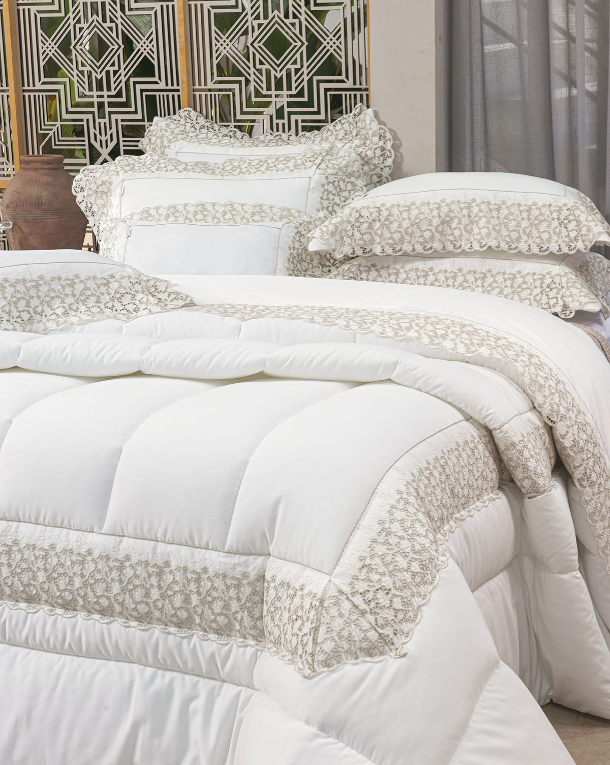 Valerie Roupa de Cama - King - Percal 300 Fios - Acetinado - 4 Peças - Branco/Fendi