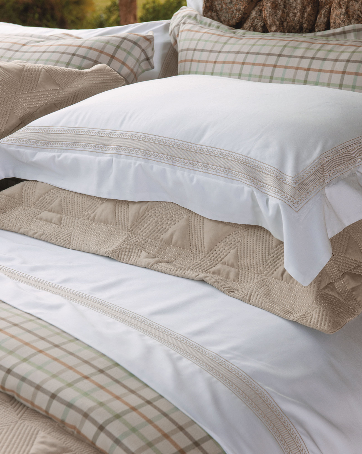 Vicenzo Roupa de Cama - King - Percal 400 Fios - Fio Egípcio - 4 Peças - Branco/Fendi