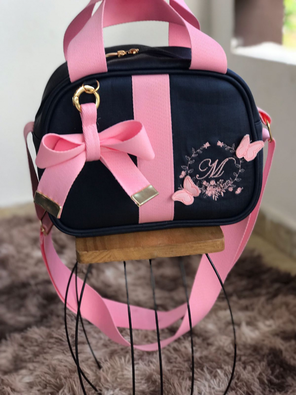 Mala Maternidade de Viagem Média no Linho Luxo Rosé com Fitas Rosé Lisa -  Pontinhos Coloridos - Bolsas de Maternidade Personalizadas