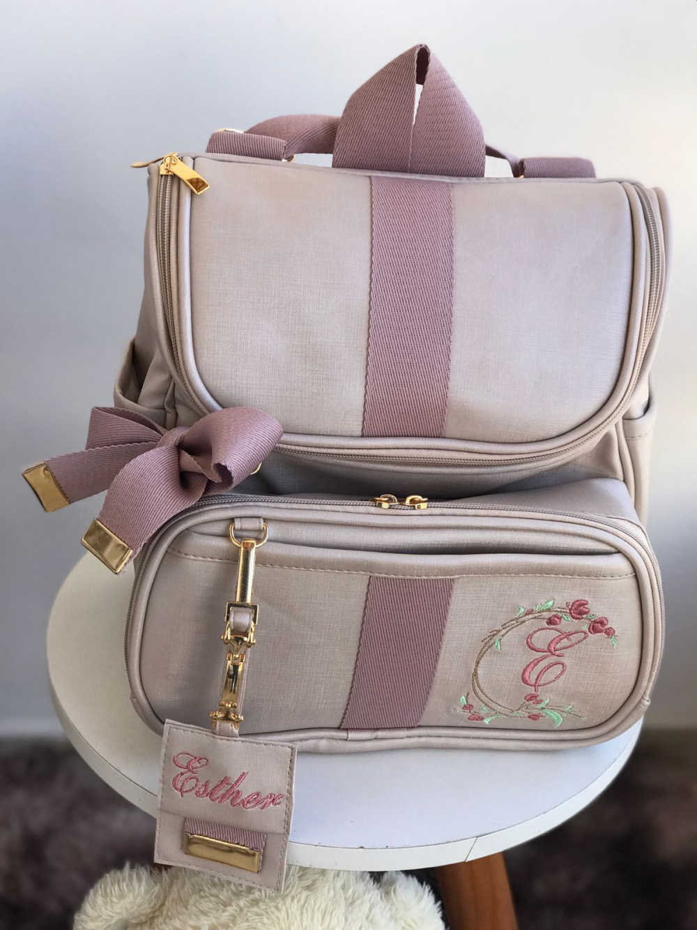 Mala Maternidade de Viagem Média no Linho Luxo Rosé com Fitas Rosé Lisa -  Pontinhos Coloridos - Bolsas de Maternidade Personalizadas