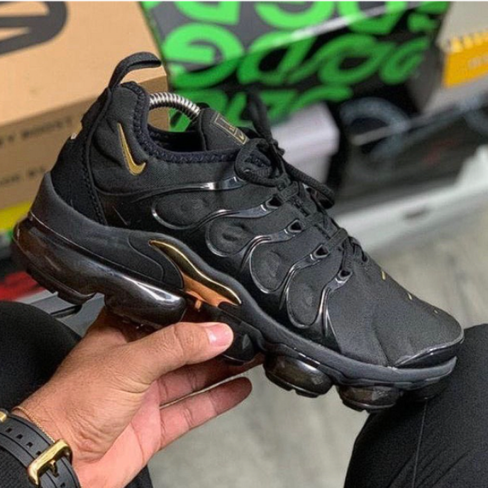 air max plus overbranding black