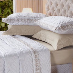 Cobre Leito Bordado QUEEN Hipercal 200 Fios Sublime 3 Peças Branco